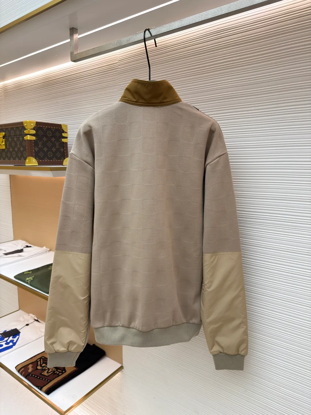 LOUIS VUITTON checkerboard half-zip workwear pullover ●Original version: Purchased and developed for 15700 ●Item number: 1681008-B05 ●Fabric: polyester fiber nylon fabric ●Technology: counter-position cutting machine ●Version: fitted version ●Weight: about 640 grams ●Size: S-M-L-XL ●Description: It is made of polyester fiber fabric, which has good breathability and moisture absorption. It is comfortable to wear and has a crisp texture. The fabrics of different materials and colors on the neckline are perfectly spliced. For example, the dark fabric at the neckline is spliced with the light-toned fabric on the main body. The lines are smooth and natural without any misalignment. The brand logo uses high-quality embroidery technology. The letters and patterns are three-dimensional and full, with fine stitching, high firmness, and not easy to fall off, highlighting the unique brand texture. The overall wiring is straight and delicate, the fabric is comfortable and soft, and the color is consistent without color difference. It can be matched with the same style to create a fashionable look and control various occasions. Customized accessories, complete with three standards, same style for men and women!